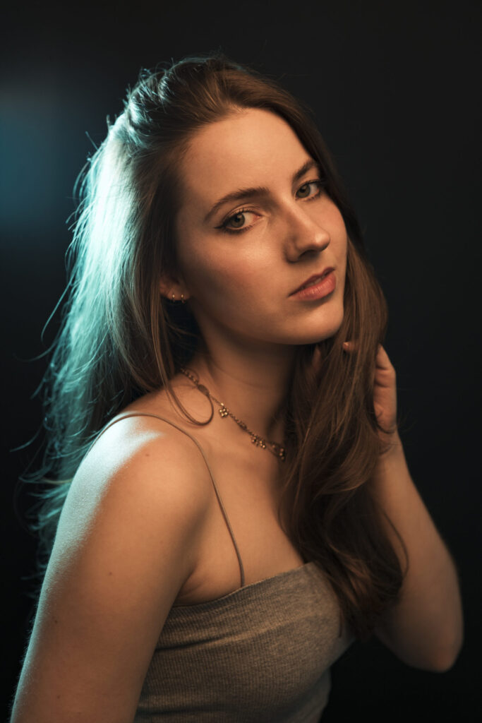 Portrait einer Person mit langen braunen Haaren und direktem Blick in die Kamera. - Datingfotos Köln